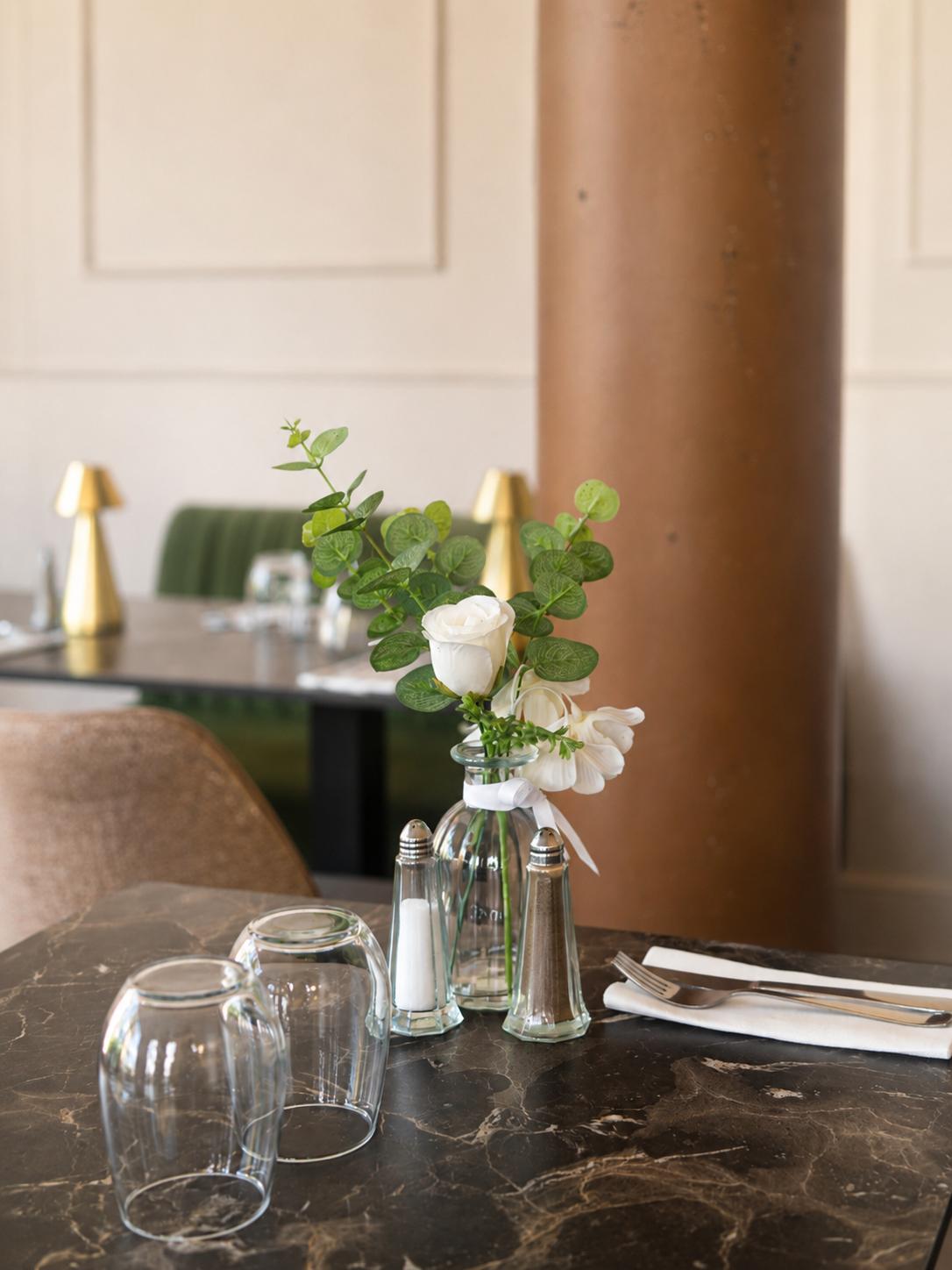 Détail de table, fleurs fraîches